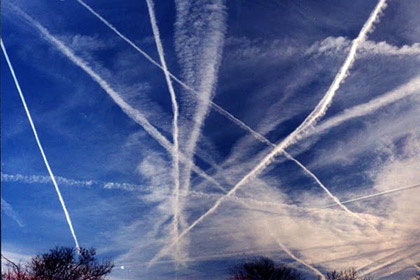 самолетни химически следи в небето